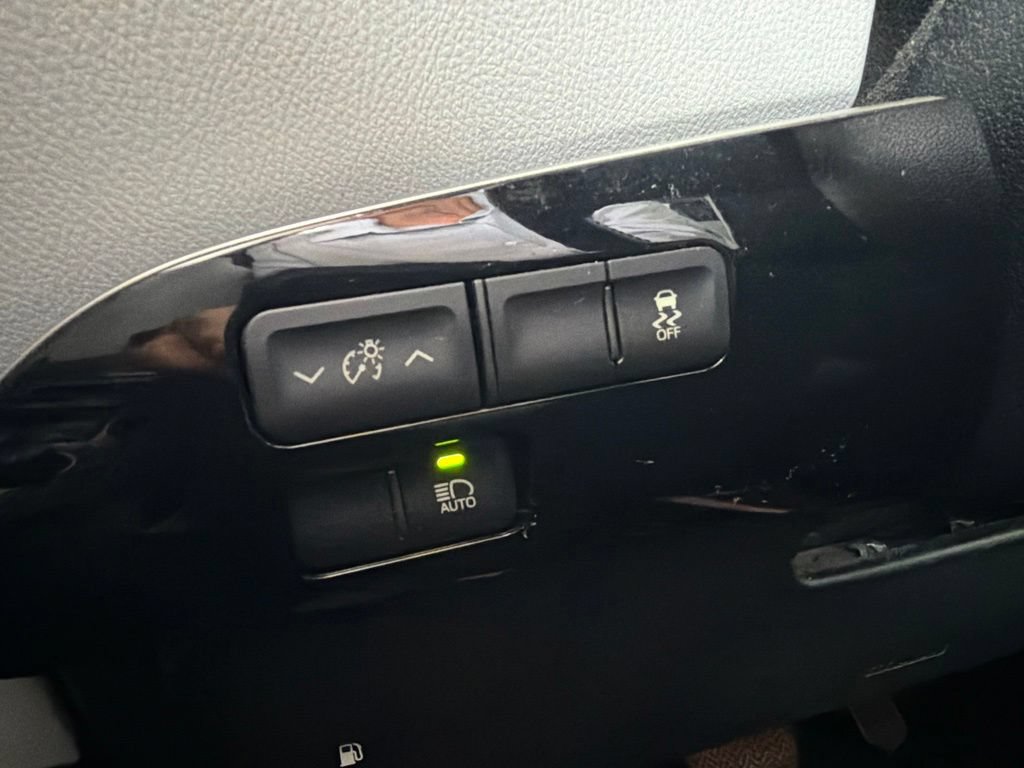 Used 2016 Toyota Prius Three Touring FWD image 30