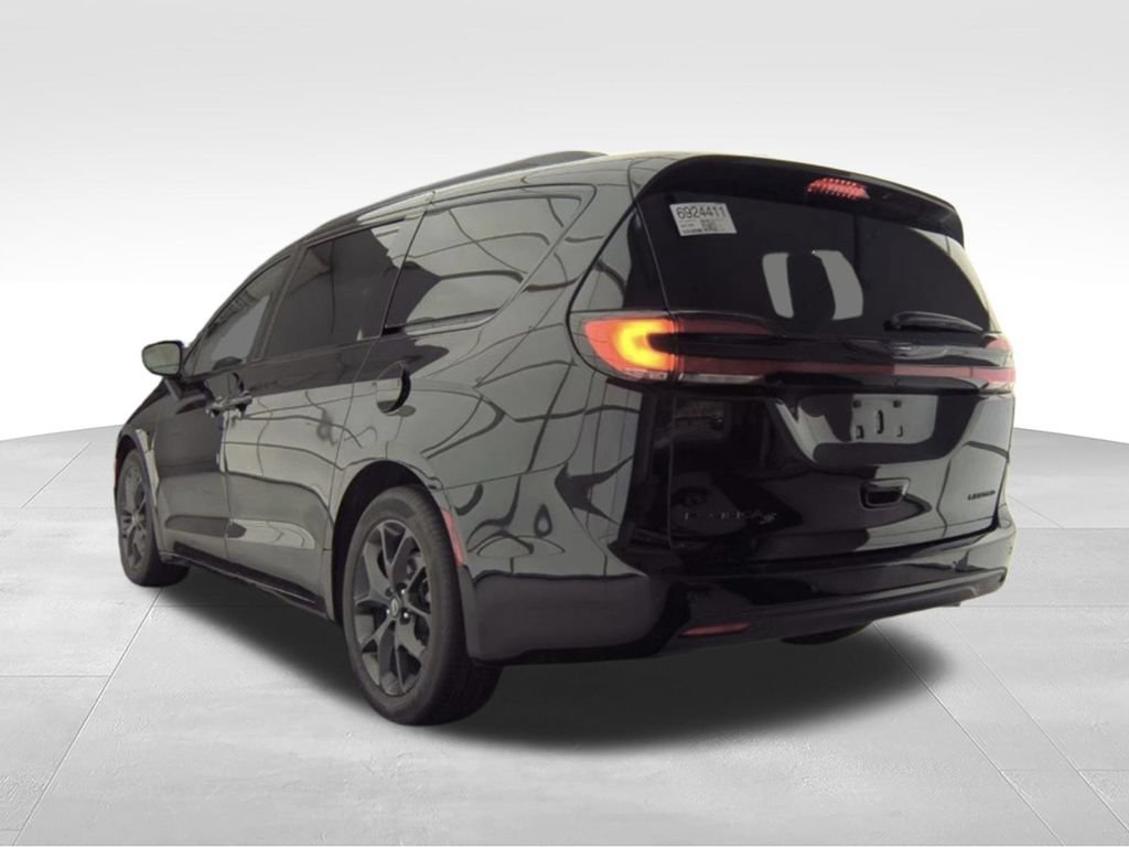 Used 2025 Chrysler Pacifica Limited FWD image 8