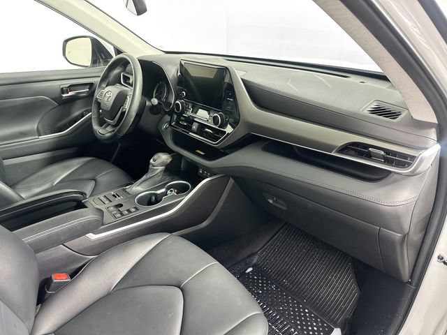 Used 2023 Toyota Highlander XLE AWD/4WD image 30