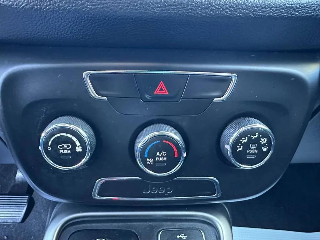 Used 2018 Jeep Compass Latitude image 40