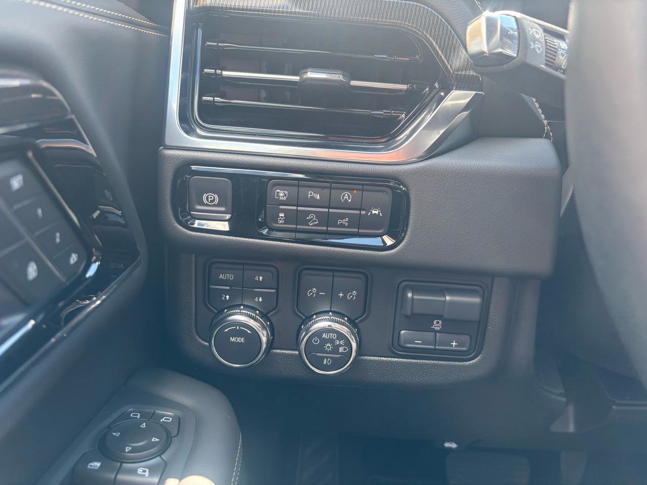 Used 2025 GMC Yukon XL Elevation w/ Elevation Premium Package image 21