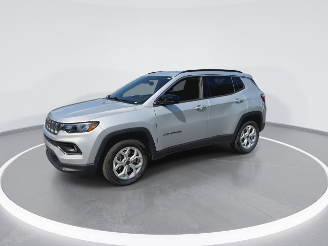 Used 2025 Jeep Compass Latitude AWD/4WD image 4