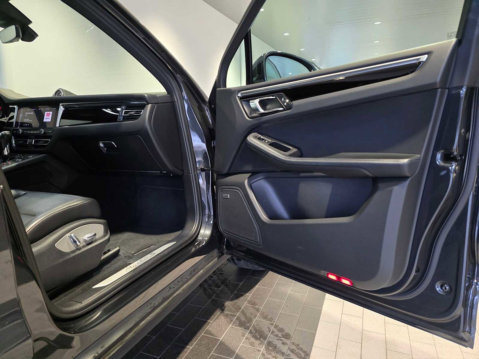 Used 2021 Porsche Macan S image 12