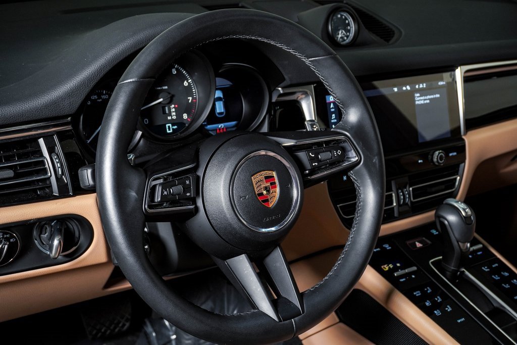 Certified 2025 Porsche Macan image 18