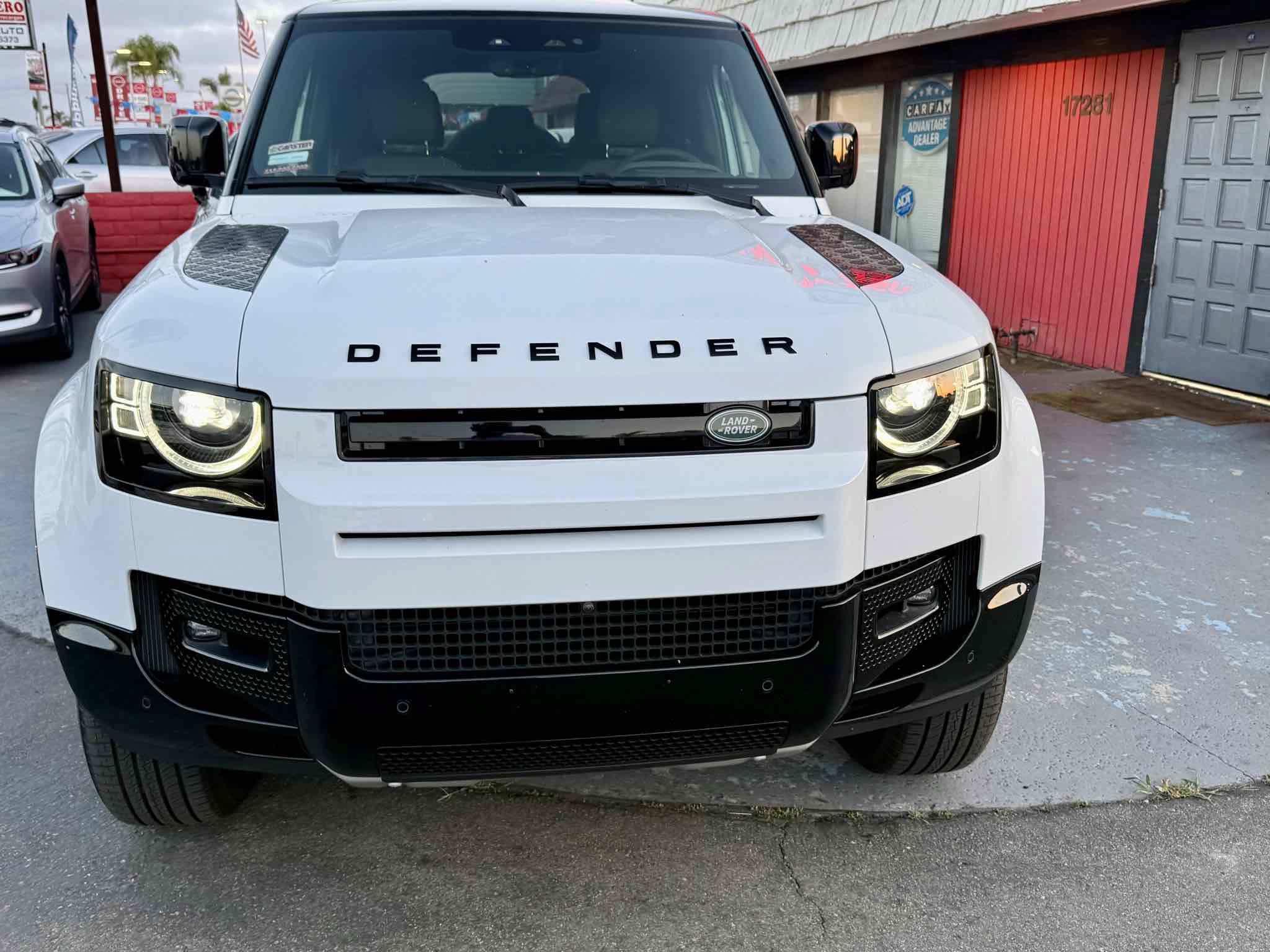 Used 2025 Land Rover Defender 110 X-Dynamic SE AWD/4WD image 28