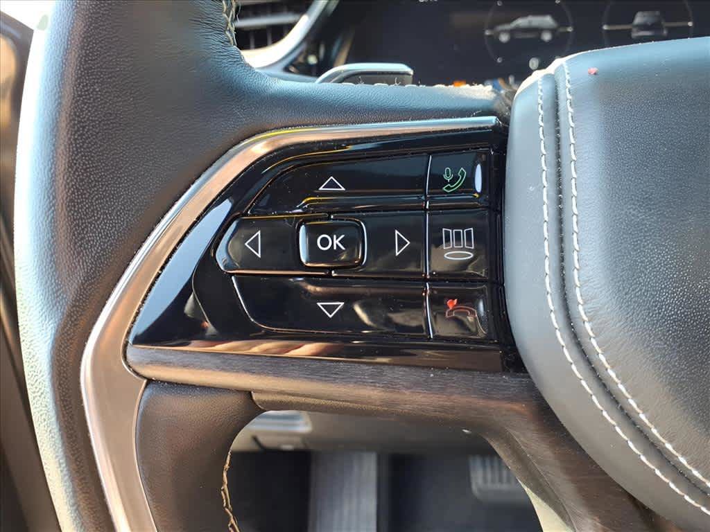 Used 2022 Jeep Grand Cherokee Overland w/ Luxury Tech Group IV AWD/4WD image 24