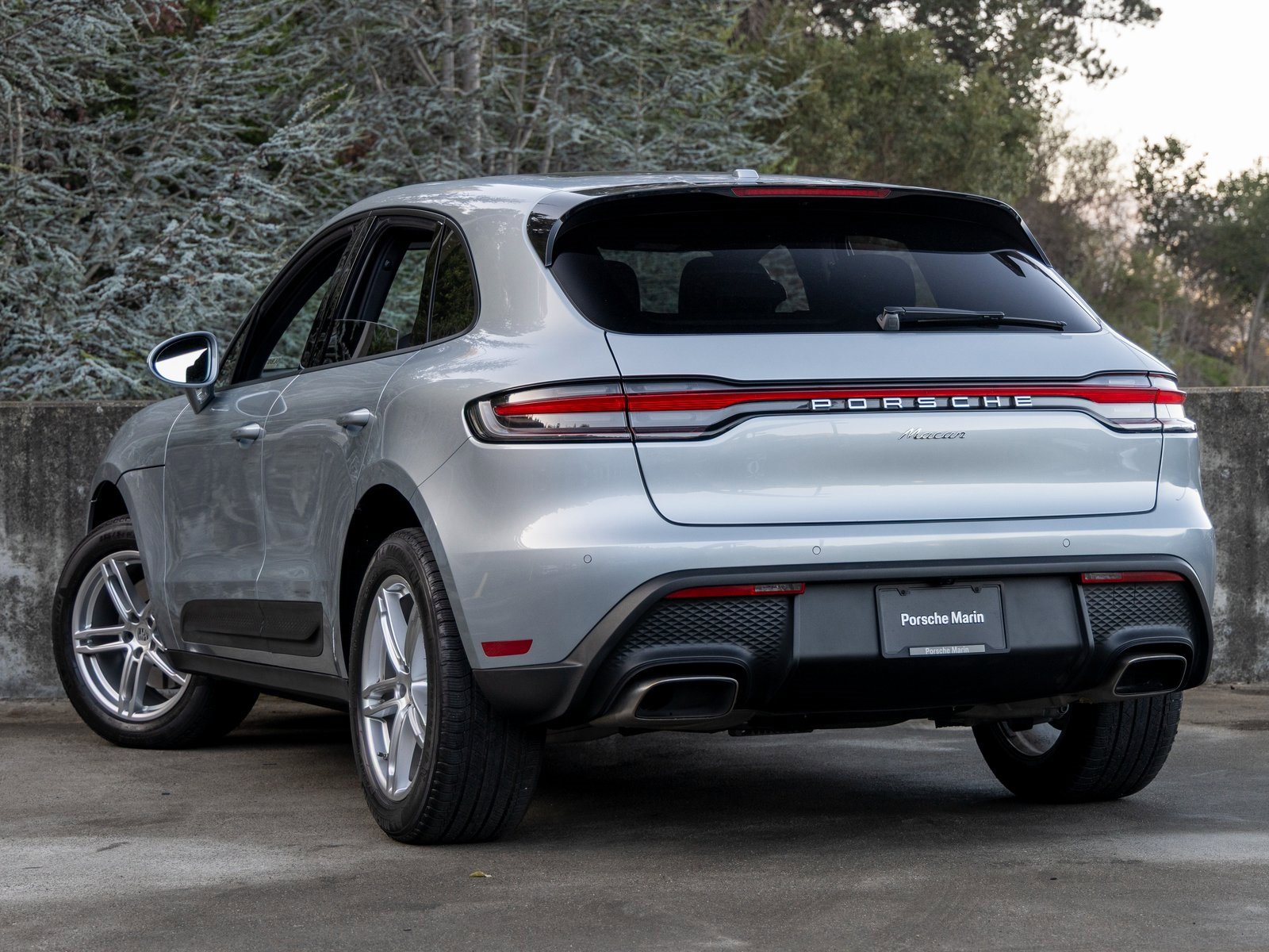 Certified 2025 Porsche Macan image 3