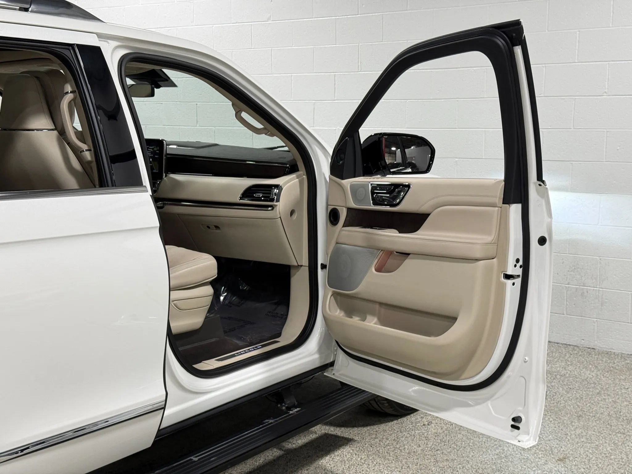 Used 2020 Lincoln Navigator Reserve w/ Luxury Package image 45