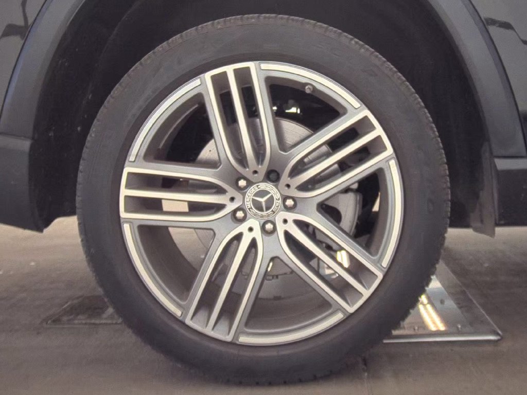 Used 2024 Mercedes-Benz GLS 450 4MATIC image 11
