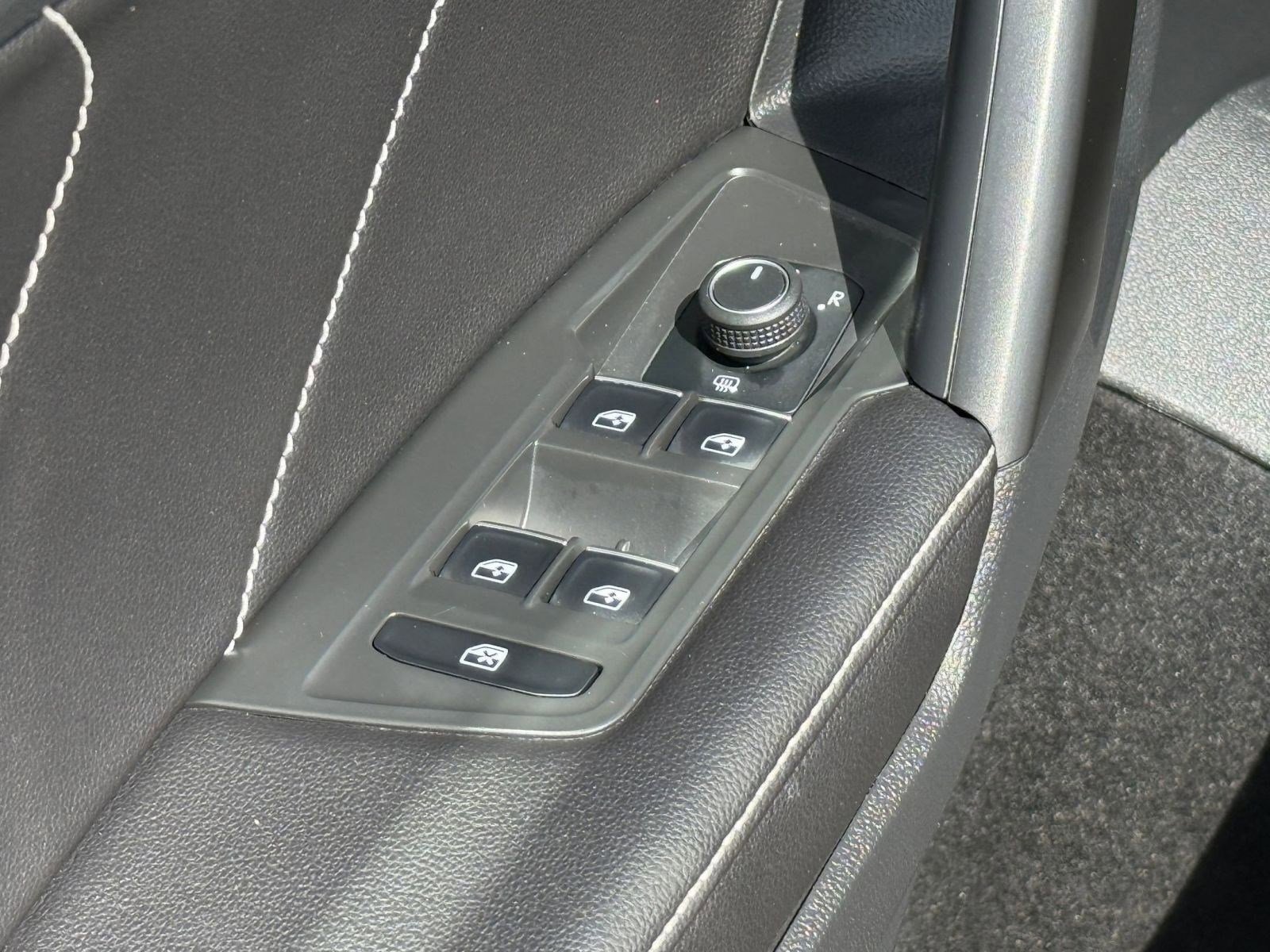 Certified 2022 Volkswagen Tiguan SE R-Line image 23