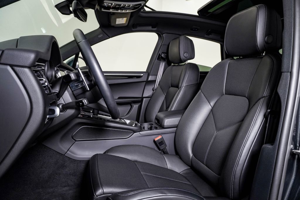 Certified 2025 Porsche Macan image 5