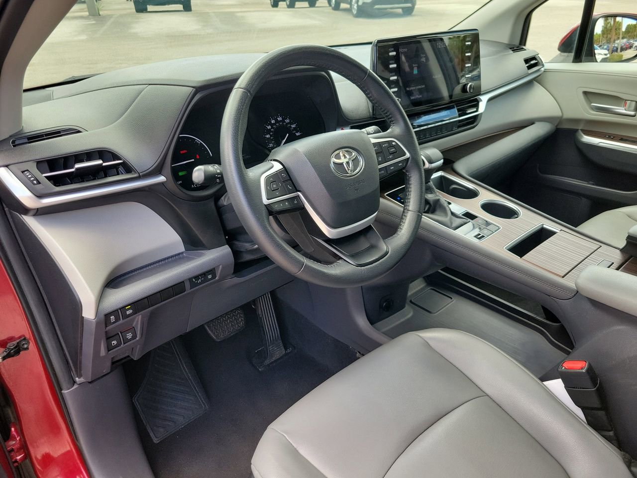 Used 2022 Toyota Sienna XLE FWD image 16