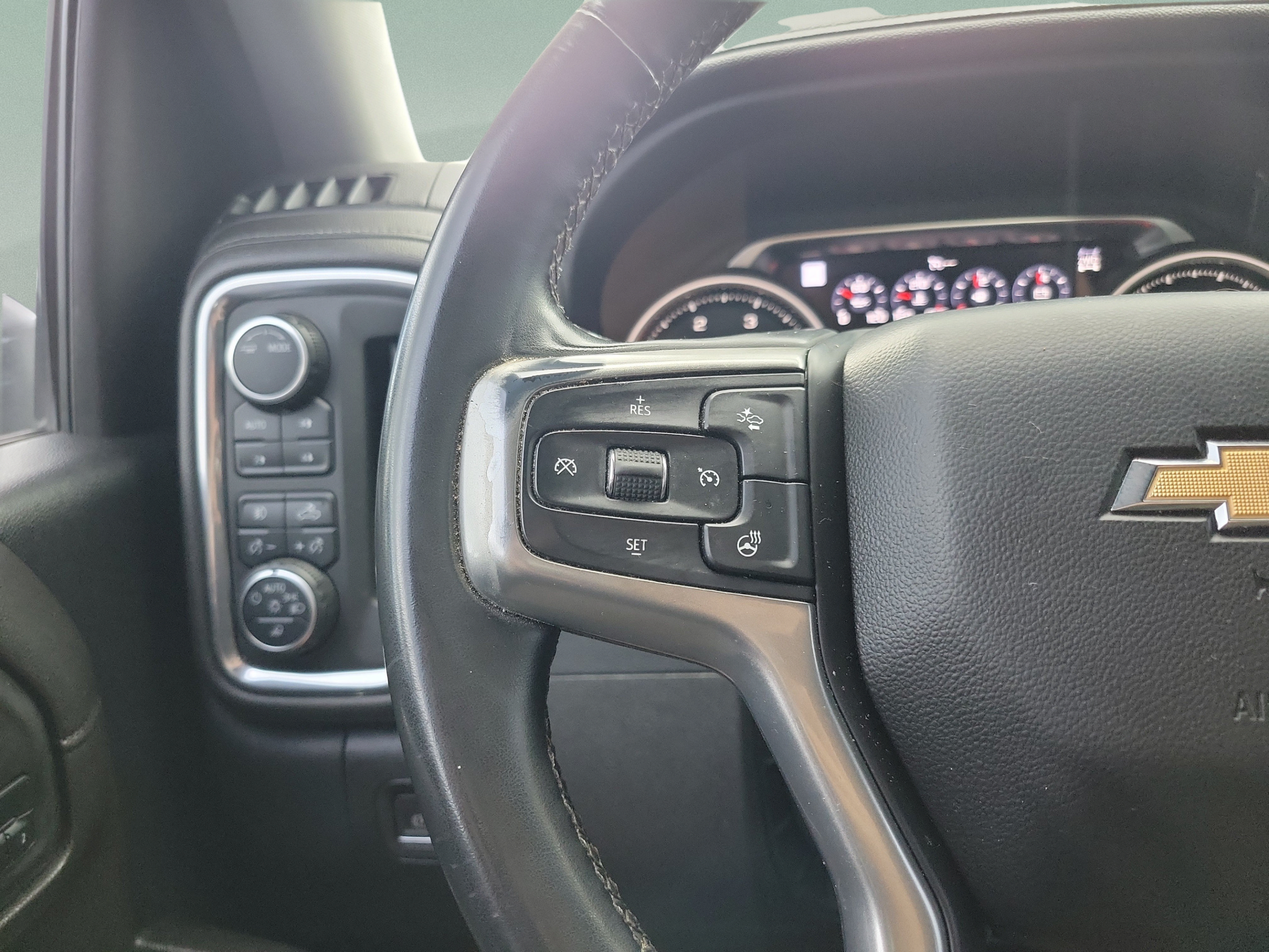 Used 2023 Chevrolet Silverado 2500 LTZ w/ LTZ Premium Package AWD/4WD image 17