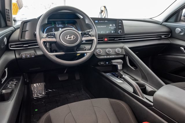 Certified 2025 Hyundai Elantra SE FWD image 7