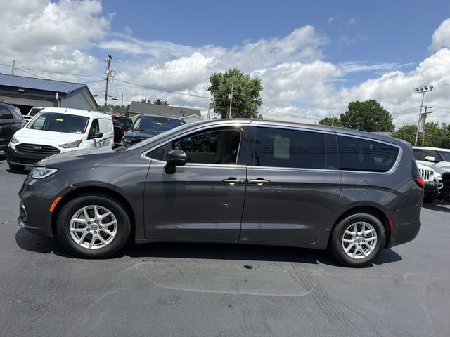 Used 2023 Chrysler Pacifica Touring-L FWD image 8