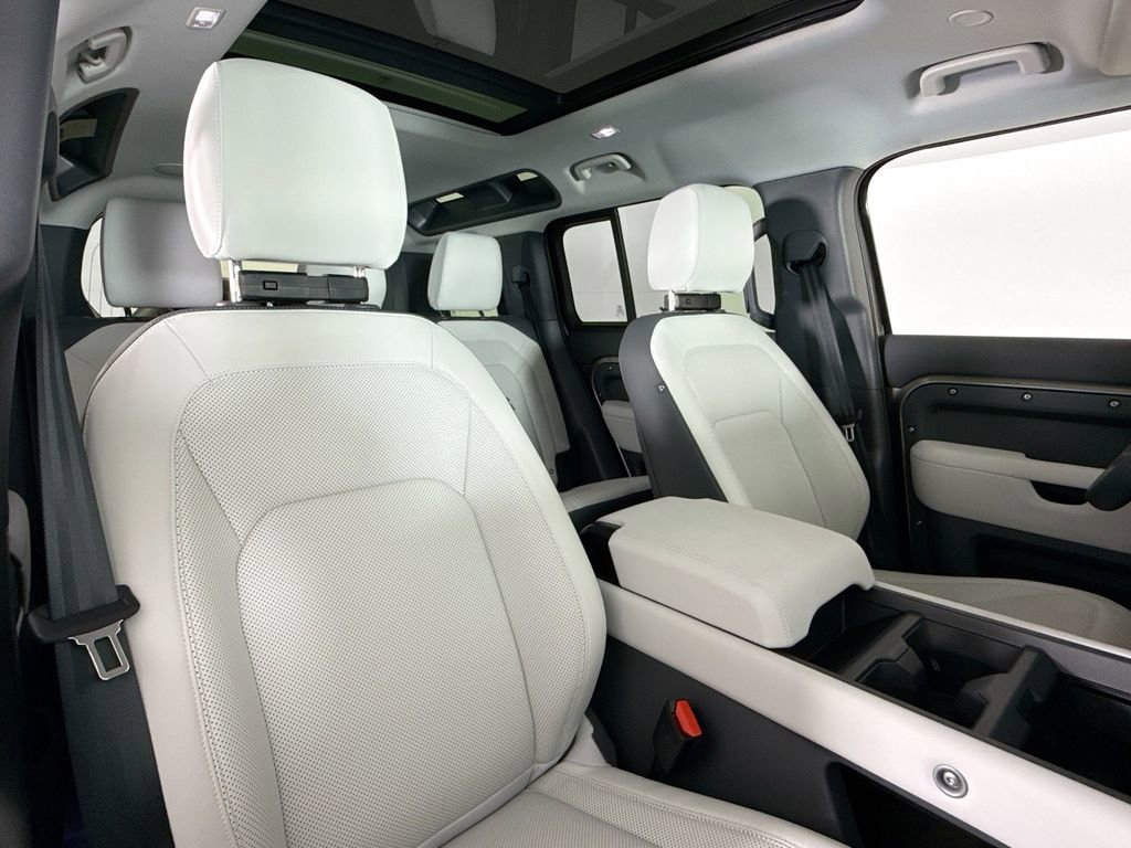 Used 2025 Land Rover Defender 110 X-Dynamic SE image 14