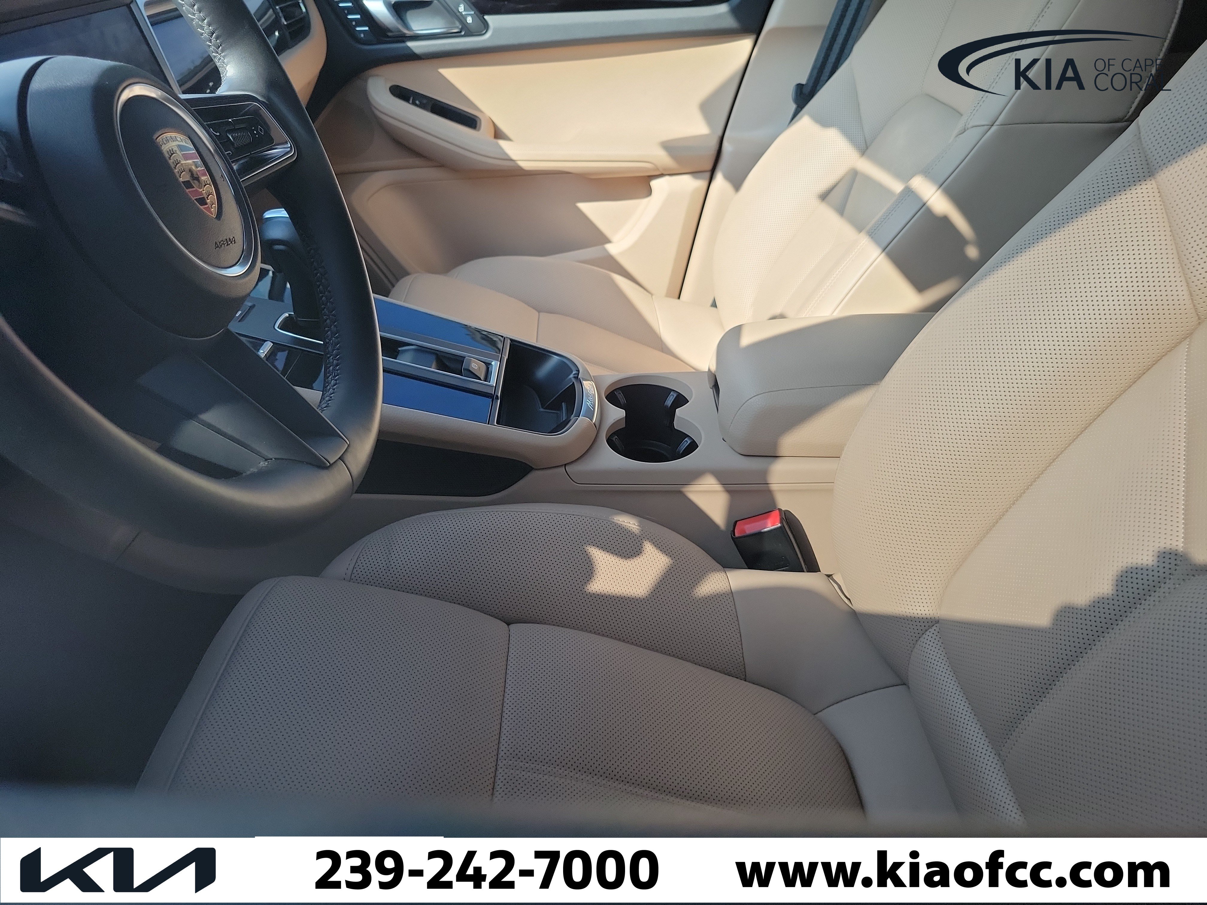 Used 2025 Porsche Macan AWD/4WD image 9