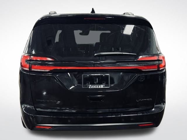 Used 2025 Chrysler Pacifica Limited image 8