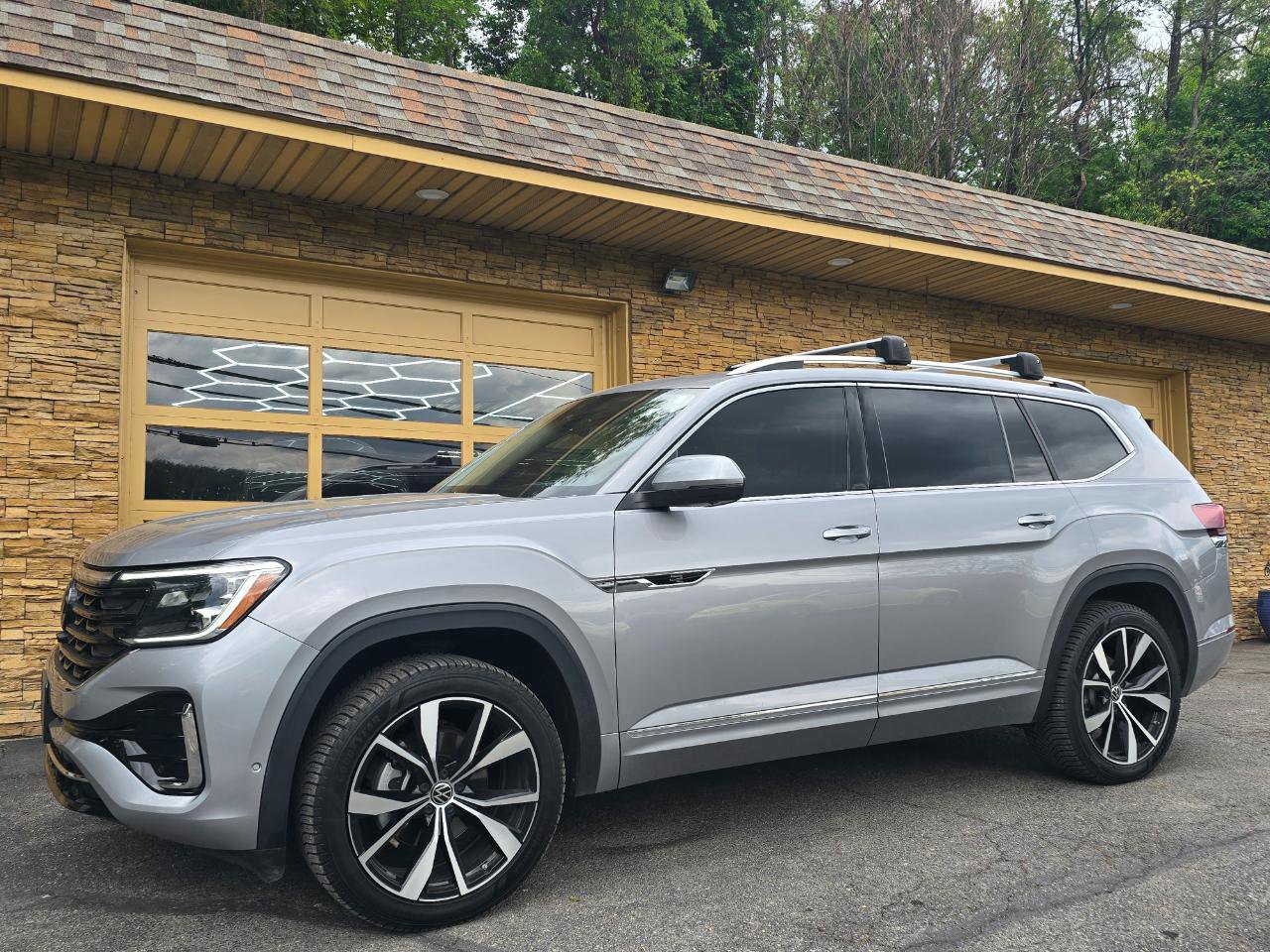 Used 2024 Volkswagen Atlas SEL Premium R-Line AWD/4WD image 5