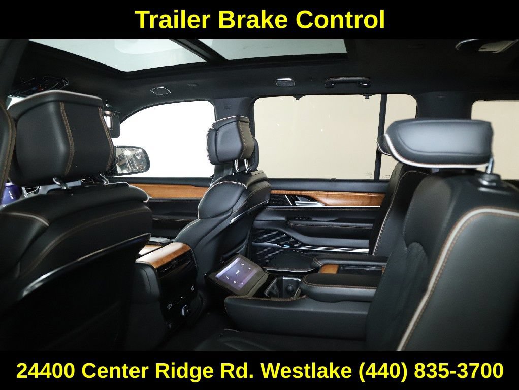 Used 2024 Jeep Grand Wagoneer Series III w/ HD Trailer Tow Package AWD/4WD image 16
