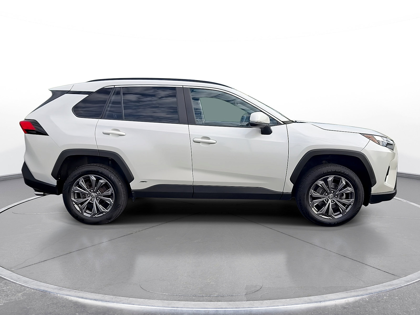 Used 2022 Toyota RAV4 XLE Premium AWD/4WD image 9