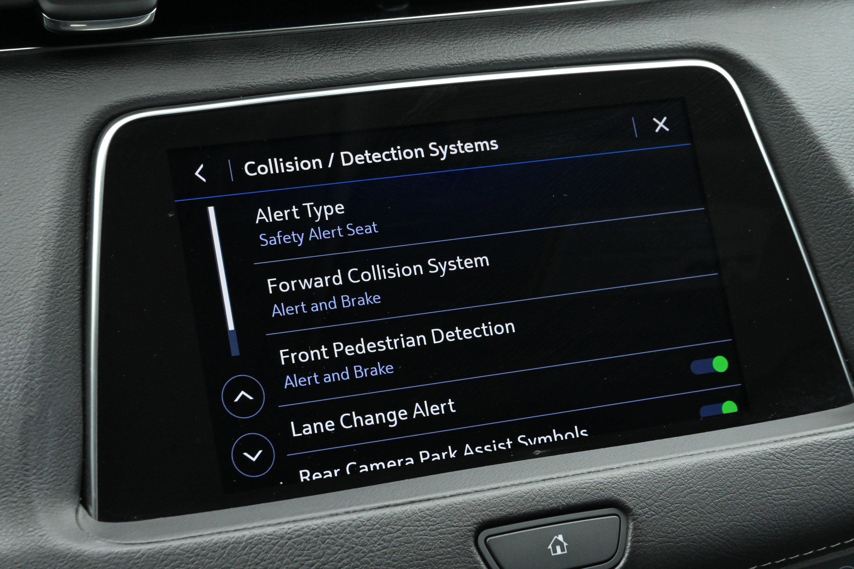 Used 2023 Cadillac XT4 Luxury w/ Cold Weather Package FWD image 35