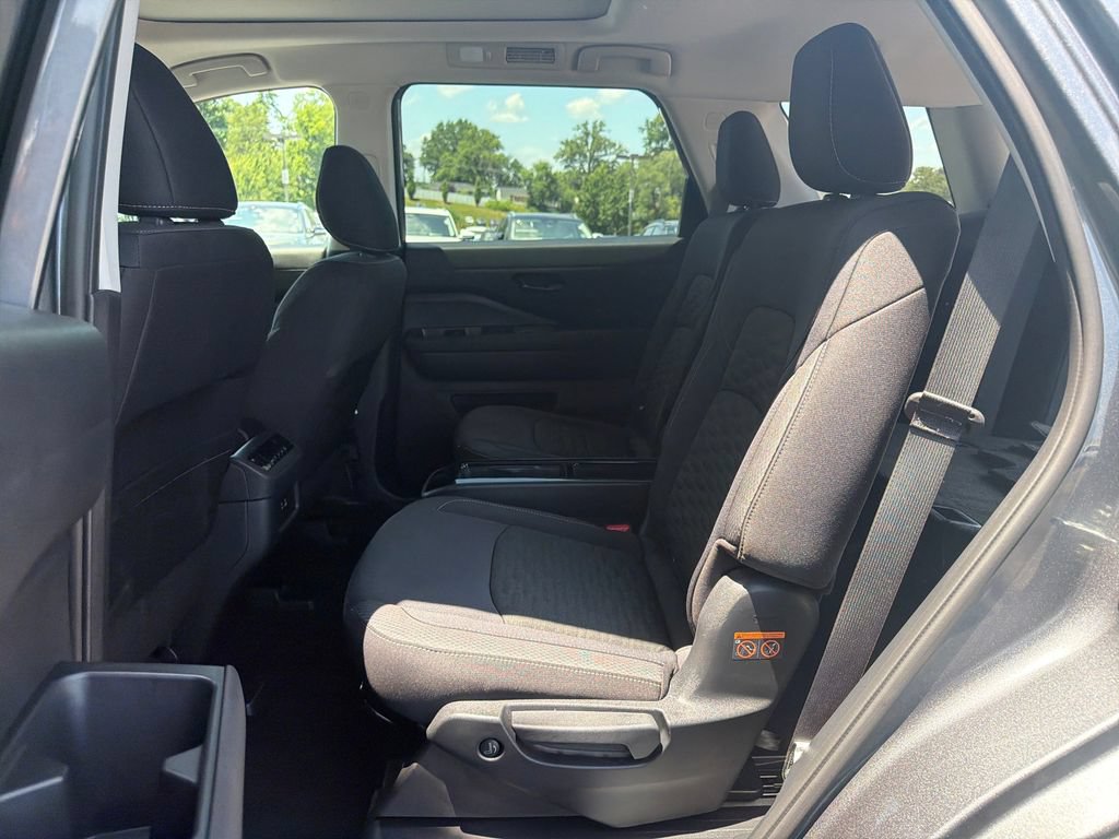 Used 2025 Nissan Pathfinder SV w/ SV Premium Package FWD image 30