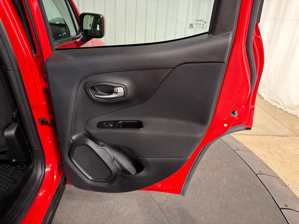 Used 2020 Jeep Renegade Latitude w/ Cold Weather Group AWD/4WD image 18