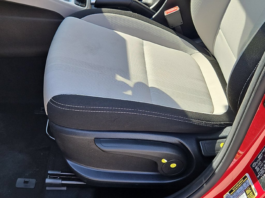 Used 2025 Hyundai Venue SEL FWD image 14
