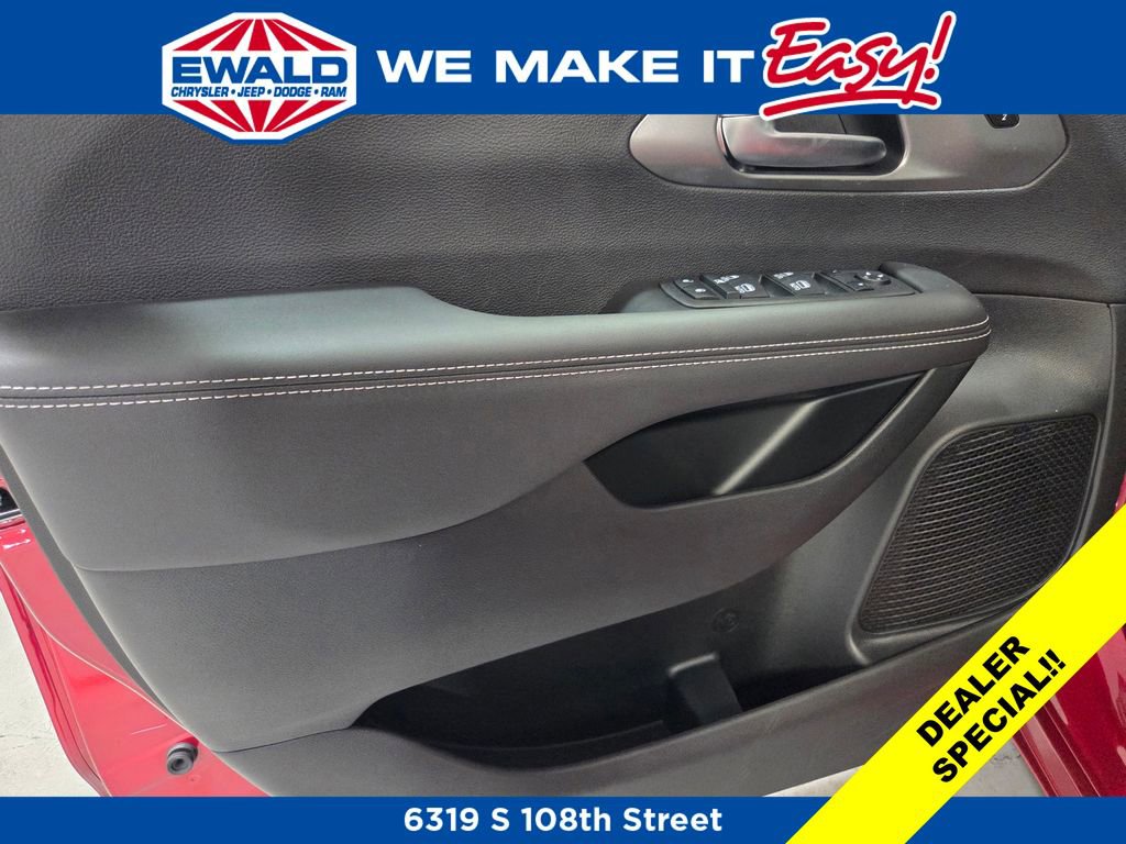 New 2026 Chrysler Pacifica Select FWD image 10