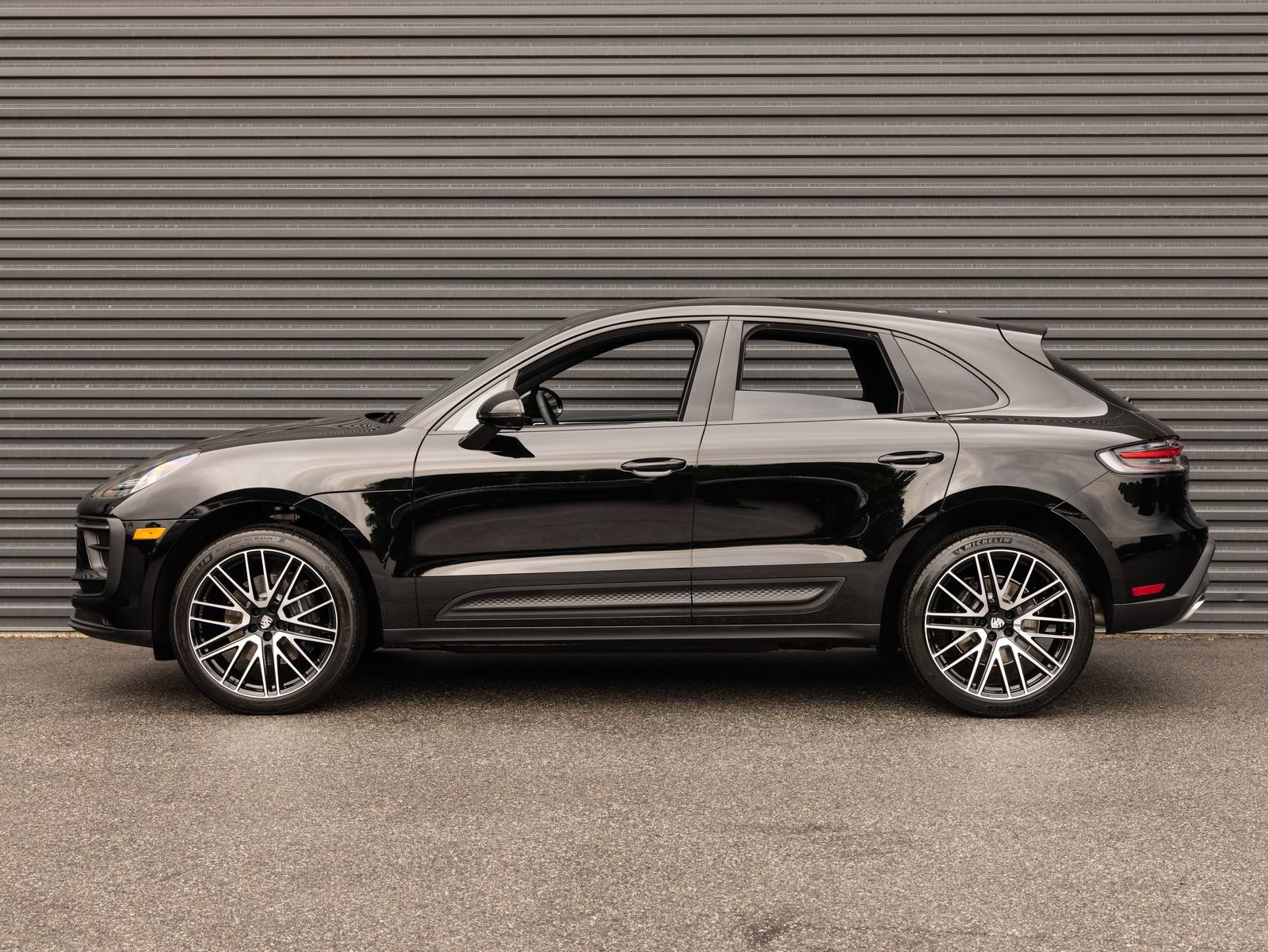 Certified 2026 Porsche Macan AWD/4WD image 2