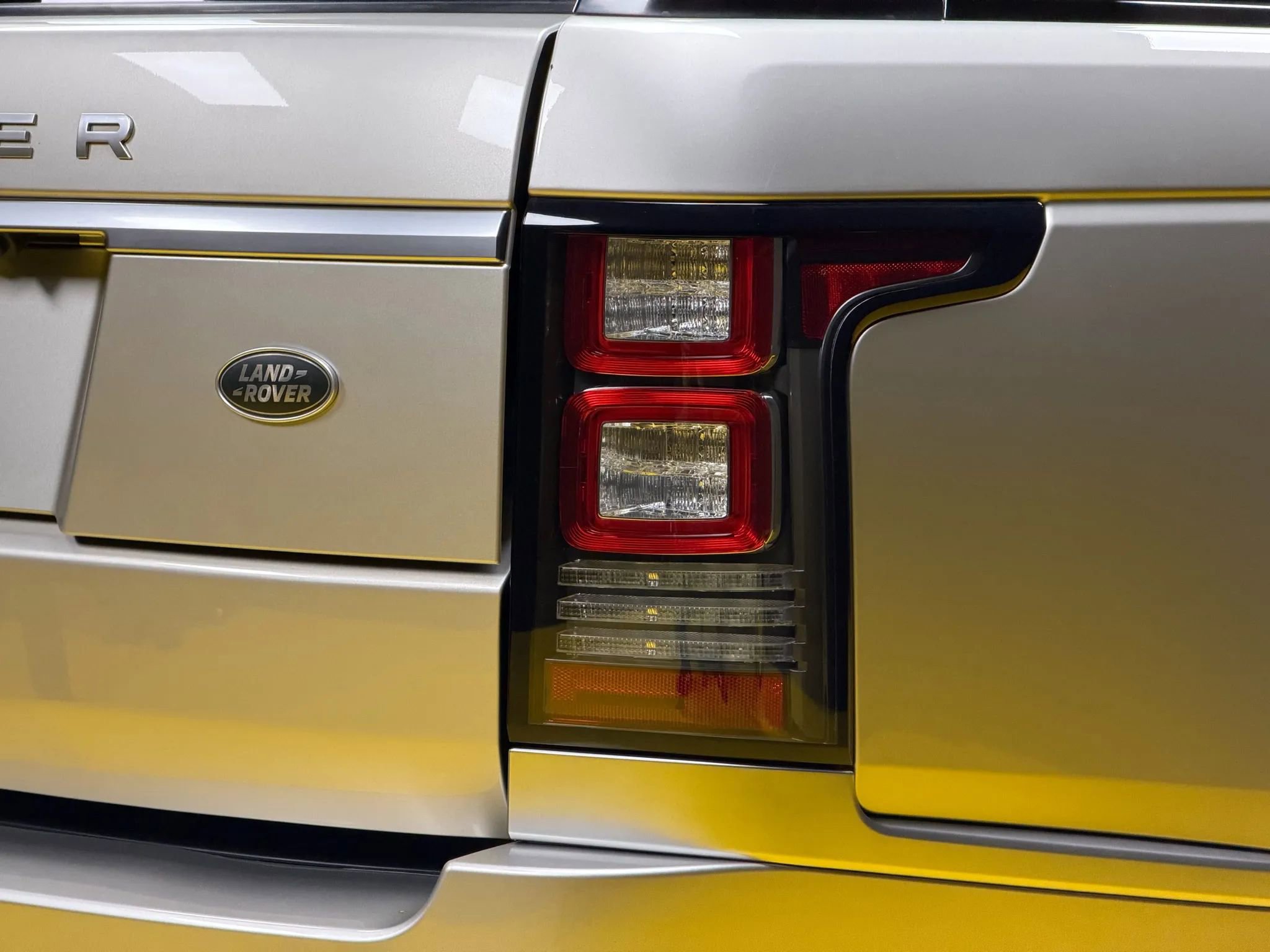 Used 2016 Land Rover Range Rover HSE image 8