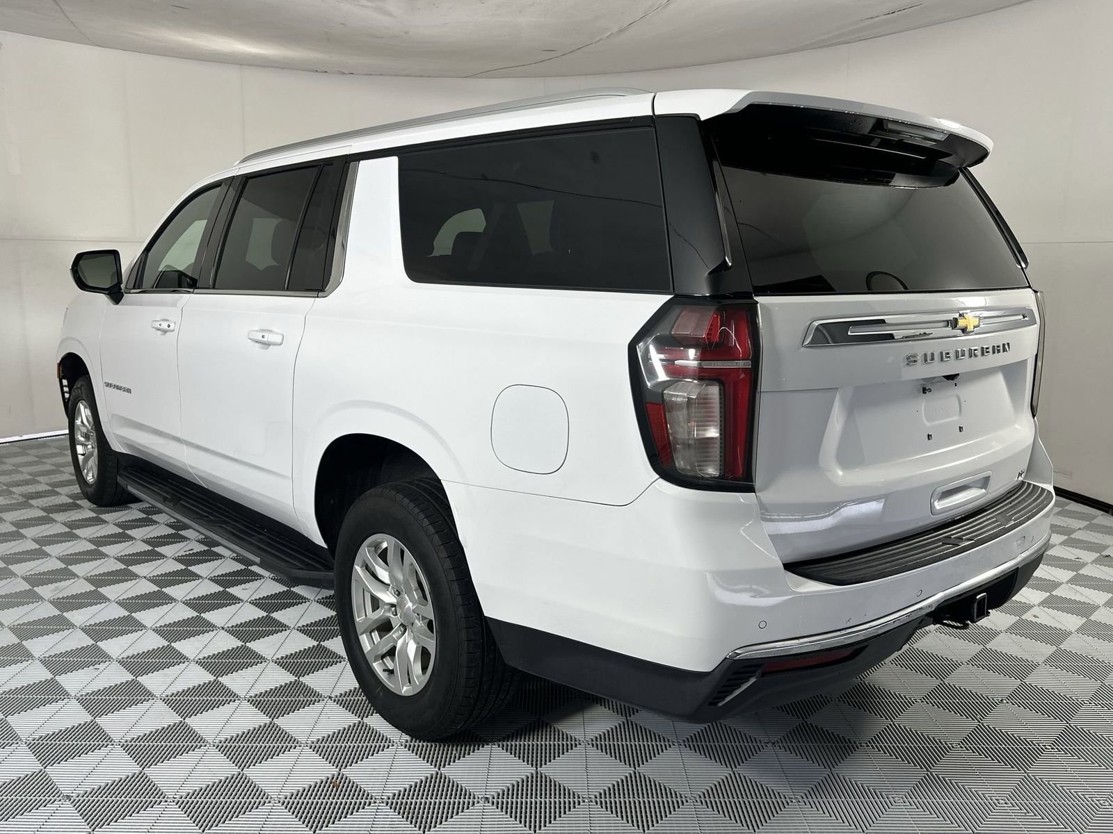 Used 2022 Chevrolet Suburban LT RWD image 6