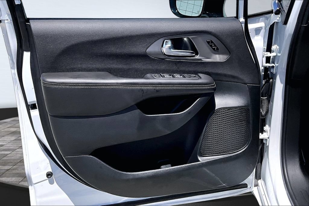New 2027 Chrysler Pacifica Select FWD image 13