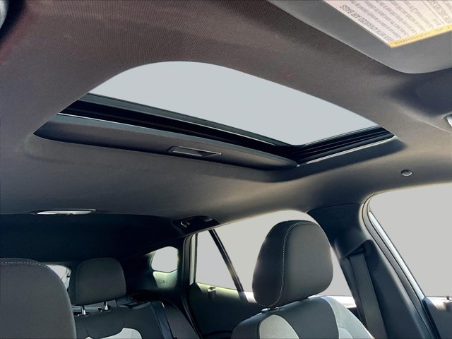 Used 2025 Chevrolet Trax RS w/ Sunroof Package FWD image 17