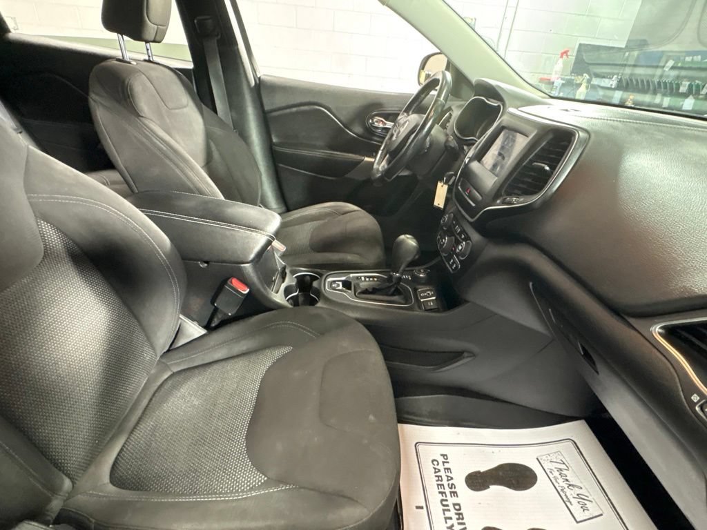 Used 2019 Jeep Cherokee Latitude w/ Cold Weather Group AWD/4WD image 30