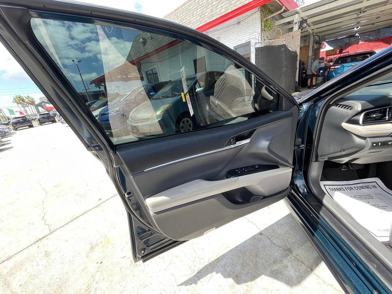 Used 2019 Toyota Camry SE w/ Convenience Package FWD image 10