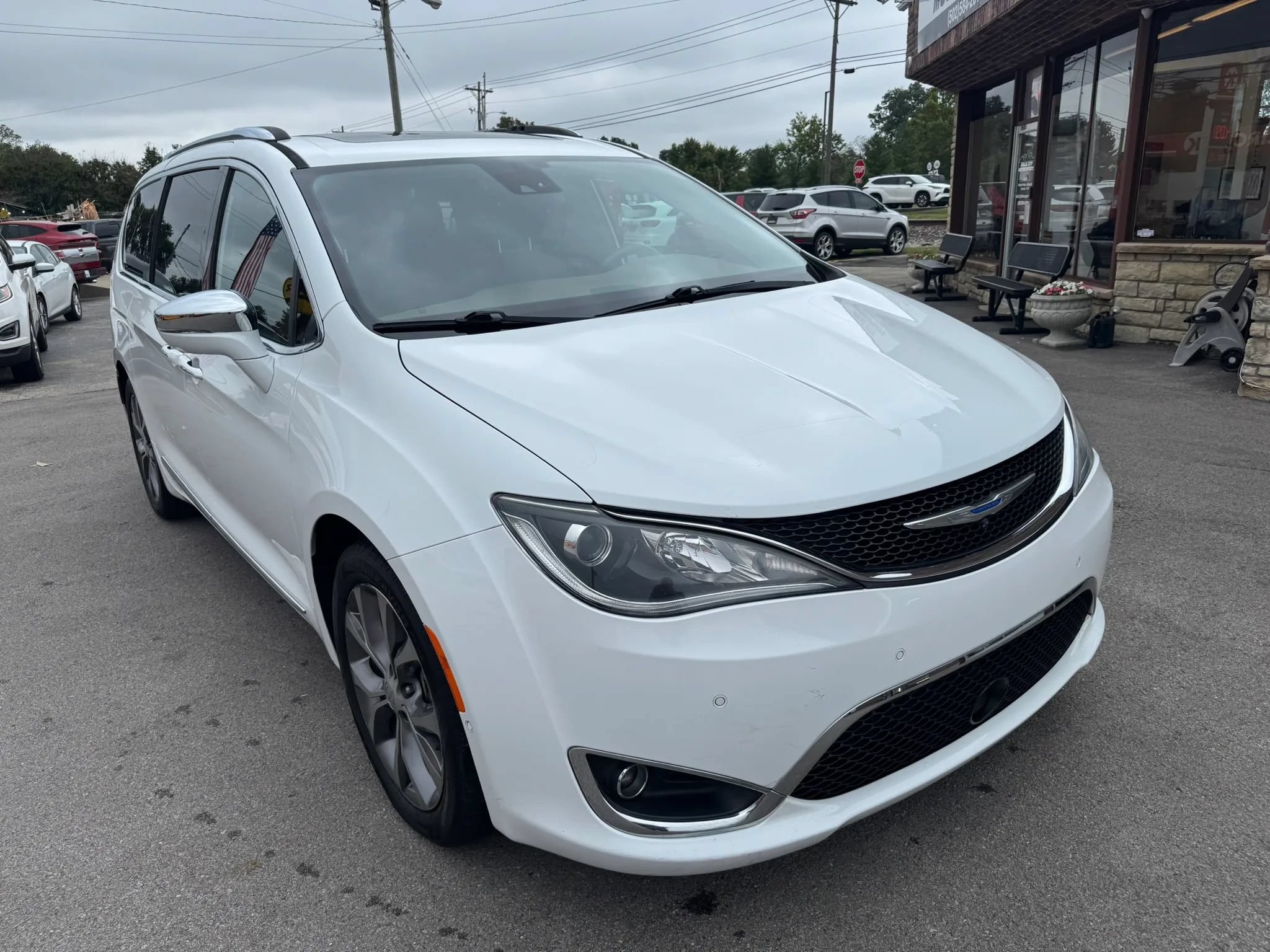 Used 2018 Chrysler Pacifica Limited w/ Tire & Wheel Group FWD image 21