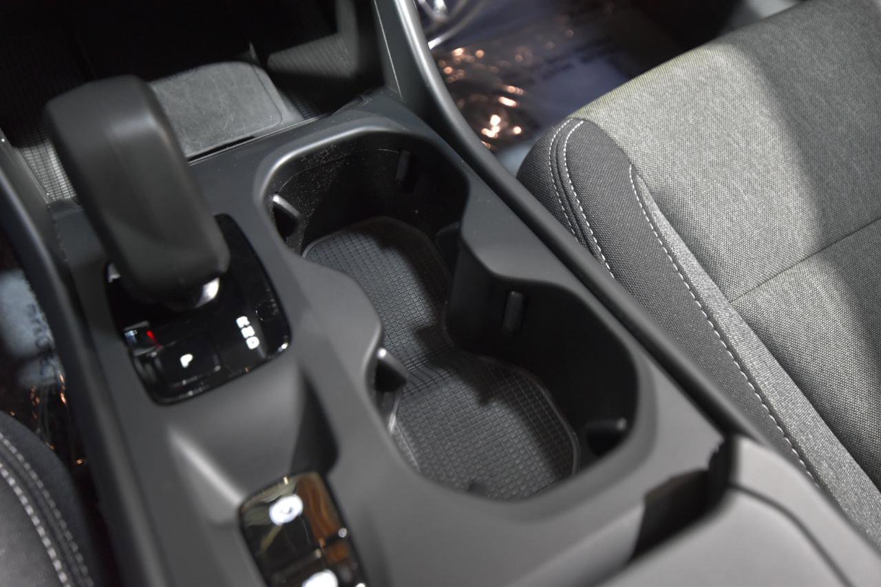 Used 2025 Volvo XC40 B5 Core image 36