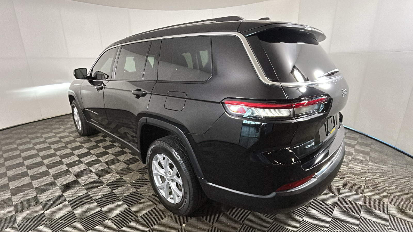 Used 2023 Jeep Grand Cherokee L Limited AWD/4WD image 5
