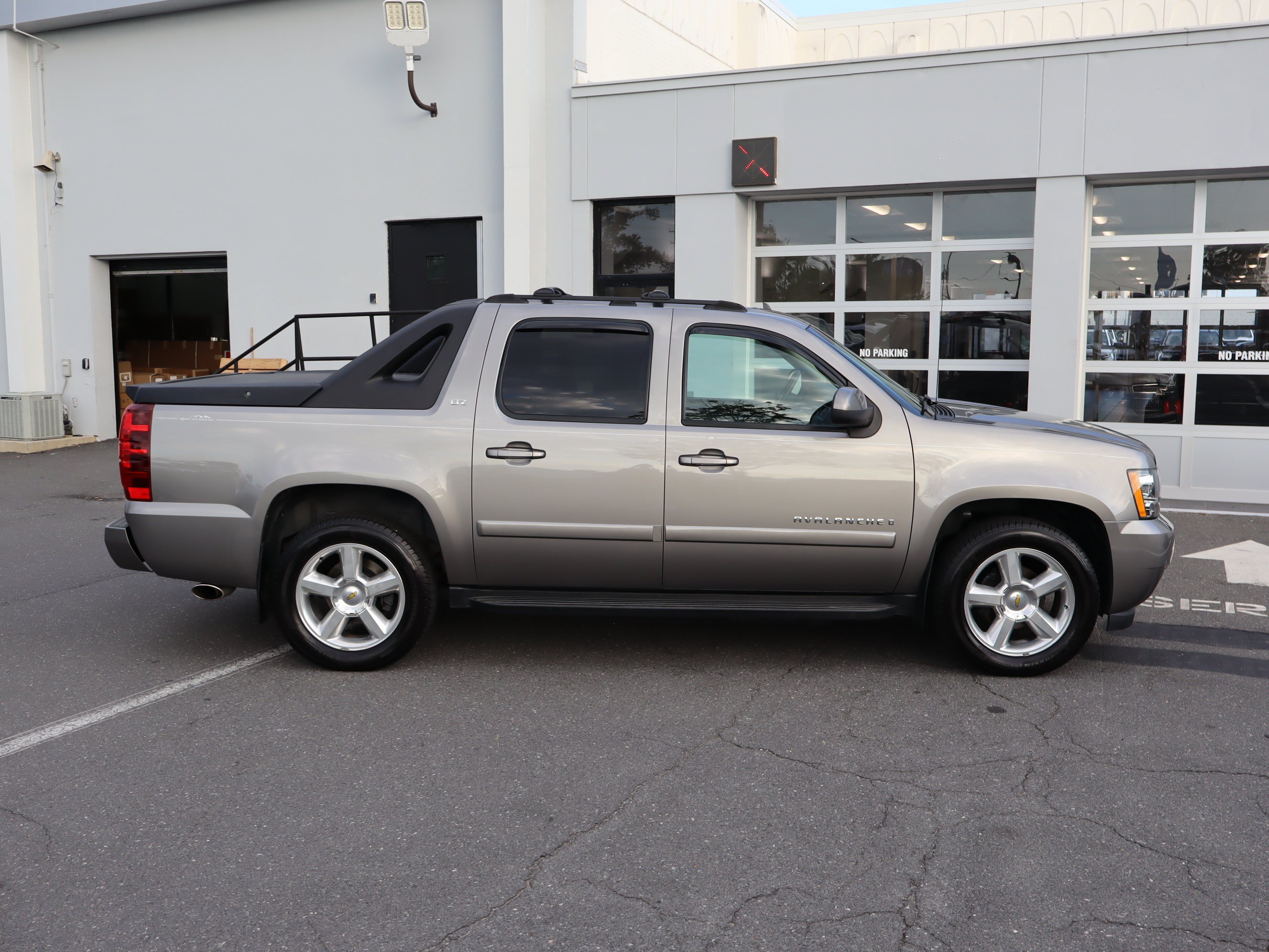 Used 2007 Chevrolet Avalanche LTZ w/ LTZ Preferred Equipment Group AWD/4WD image 11