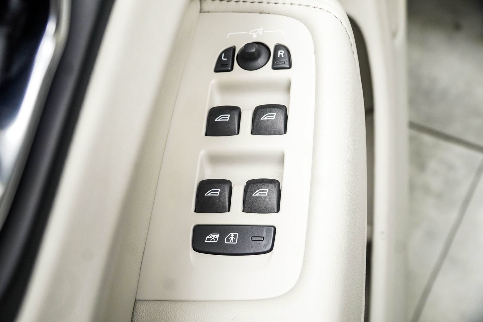 Used 2023 Volvo XC60 B5 Plus w/ Protection Package Premier FWD image 32