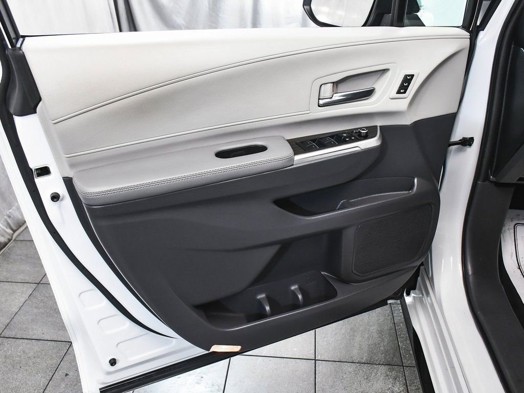 Used 2023 Toyota Sienna Limited image 9