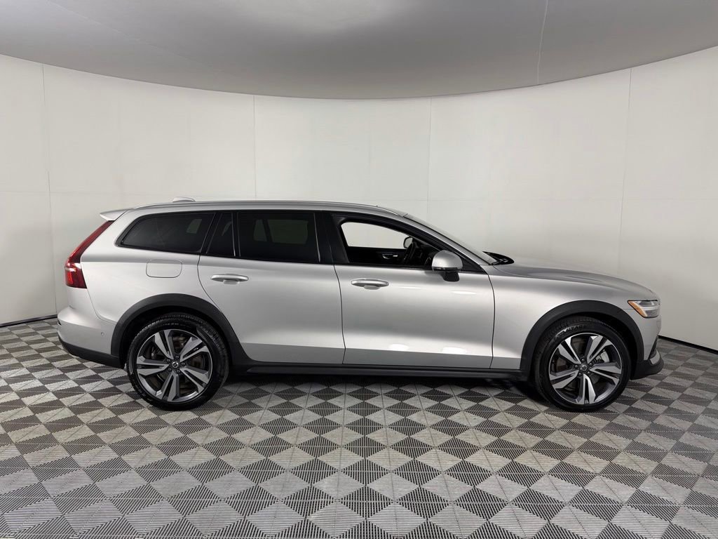 Used 2025 Volvo V60 B5 Cross Country Plus image 3