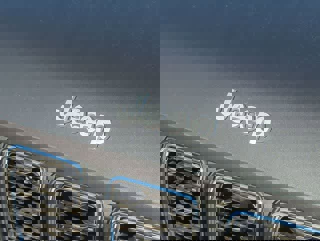 Used 2025 Jeep Grand Cherokee Laredo image 12