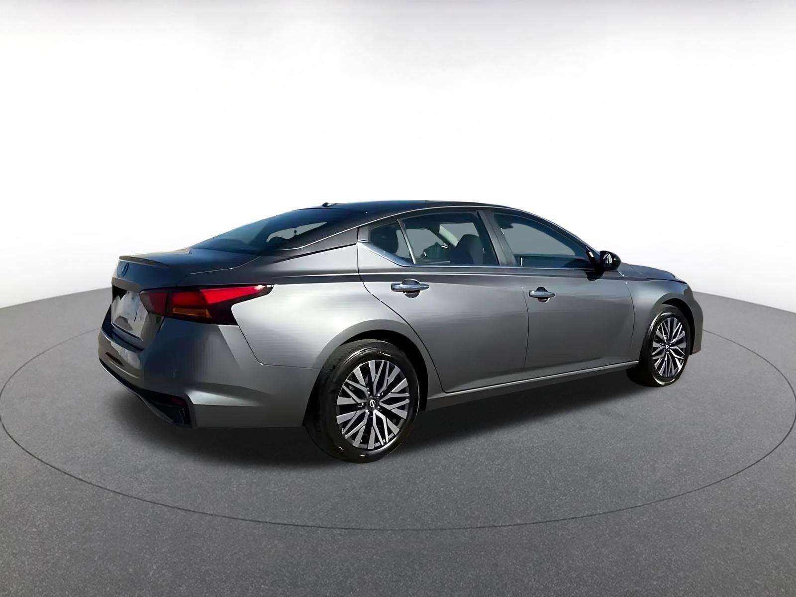 Used 2025 Nissan Altima 2.5 SV image 14