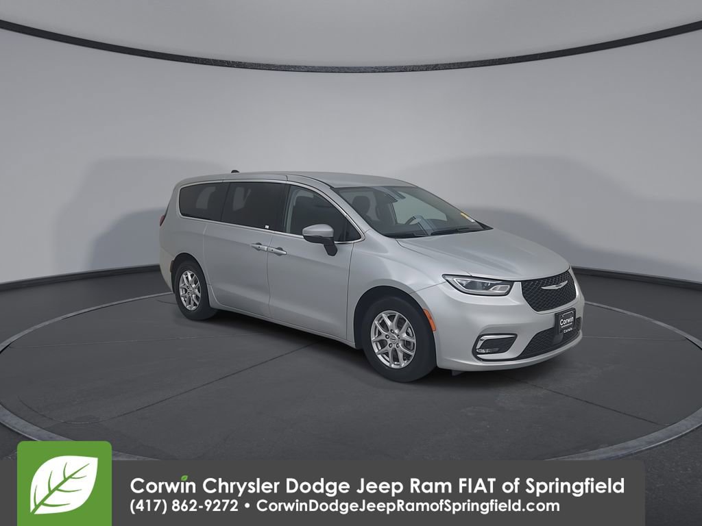 Certified 2023 Chrysler Pacifica Touring-L image 3