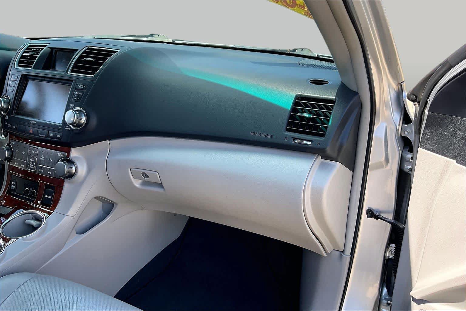 Used 2012 Toyota Highlander Limited w/ Tow Pkg FWD image 17