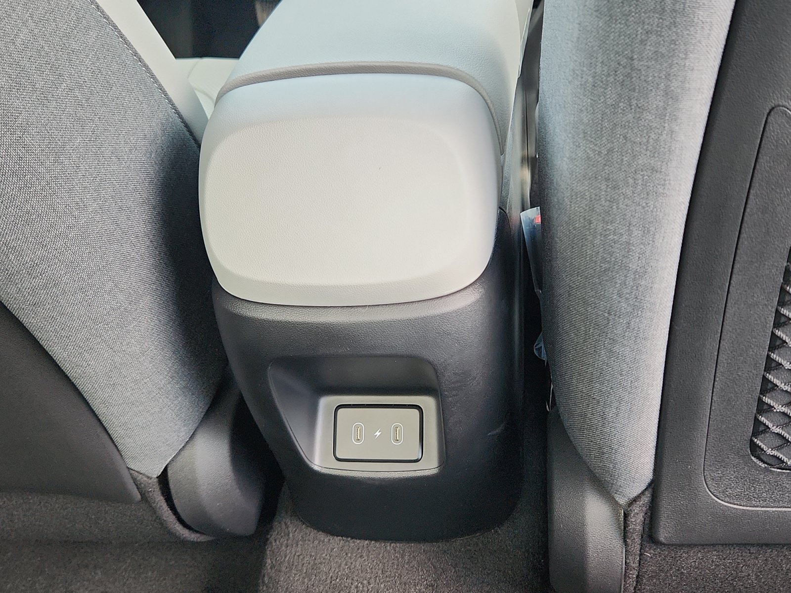 New 2026 Hyundai Elantra Limited FWD image 32