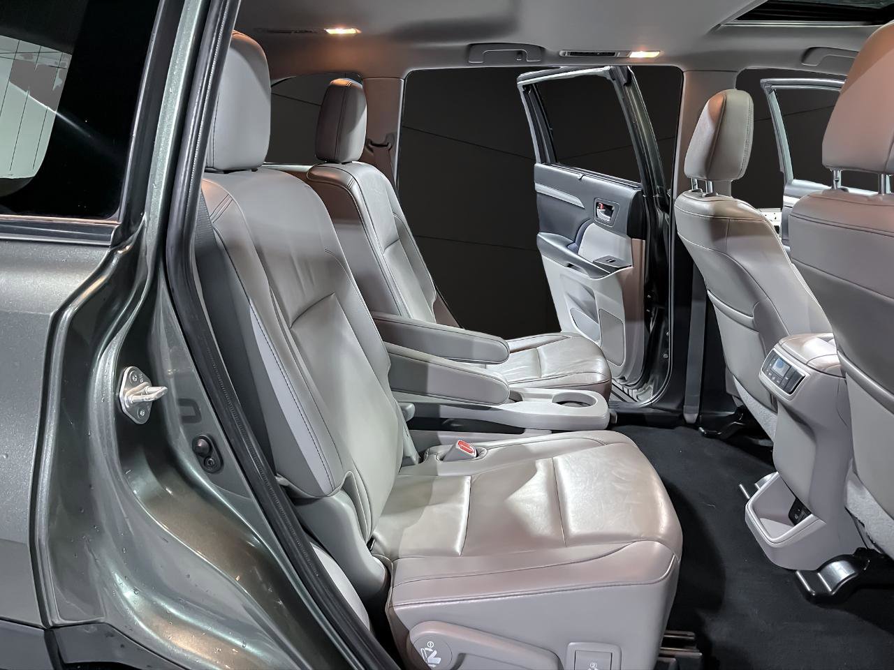 Used 2019 Toyota Highlander XLE image 22